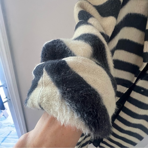 VINTAGE VERSACE Alpaca/Wool - Picture 7 of 11